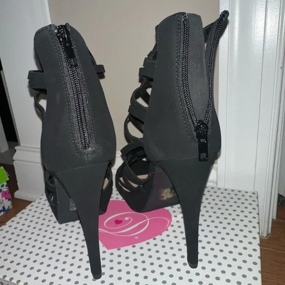 Elegant Black Strappy Heels - Picture 3 of 4